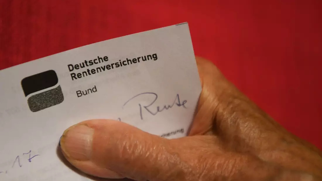 Eine von der Bundesregierung eingesetzte Kommission macht Vorschläge zur Zukunft der Rente. (Symbolbild) - Bild: Felix Kästle/dpa