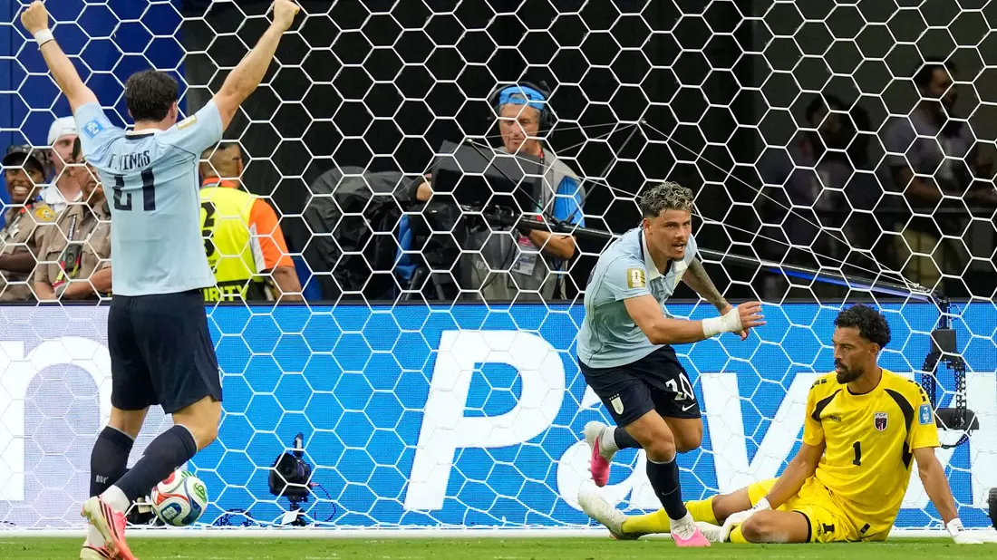 Maxi Araujo (M) jubelt über sein Tor zum 1:1 für Uruguay. - Bild: Rebecca Blackwell/AP/dpa