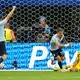 Maxi Araujo (M) jubelt über sein Tor zum 1:1 für Uruguay. - Bild: Rebecca Blackwell/AP/dpa