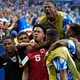 Der Außenseiter jubelt: Kevin Pina (Nr. 6) und seine Teamkollegen feiern das erste Tor in der WM-Geschichte Kap Verdes. - Bild: Lynne Sladky/AP/dpa