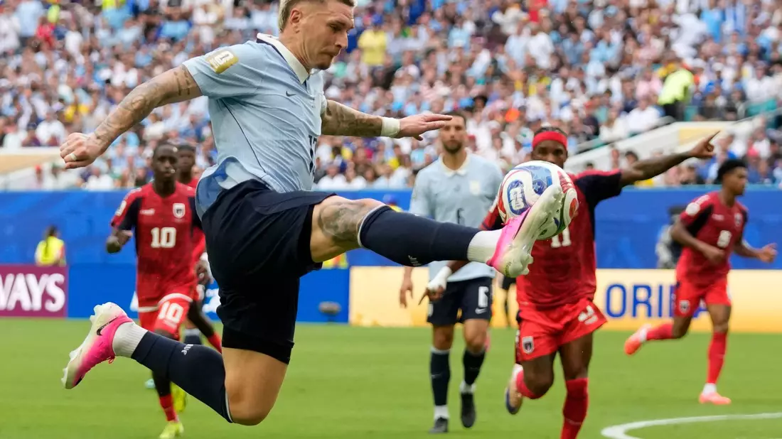 Uruguays Guillermo Varela bei einer schönen Ballannahme. - Bild: Lynne Sladky/AP/dpa