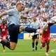 Uruguays Guillermo Varela bei einer schönen Ballannahme. - Bild: Lynne Sladky/AP/dpa