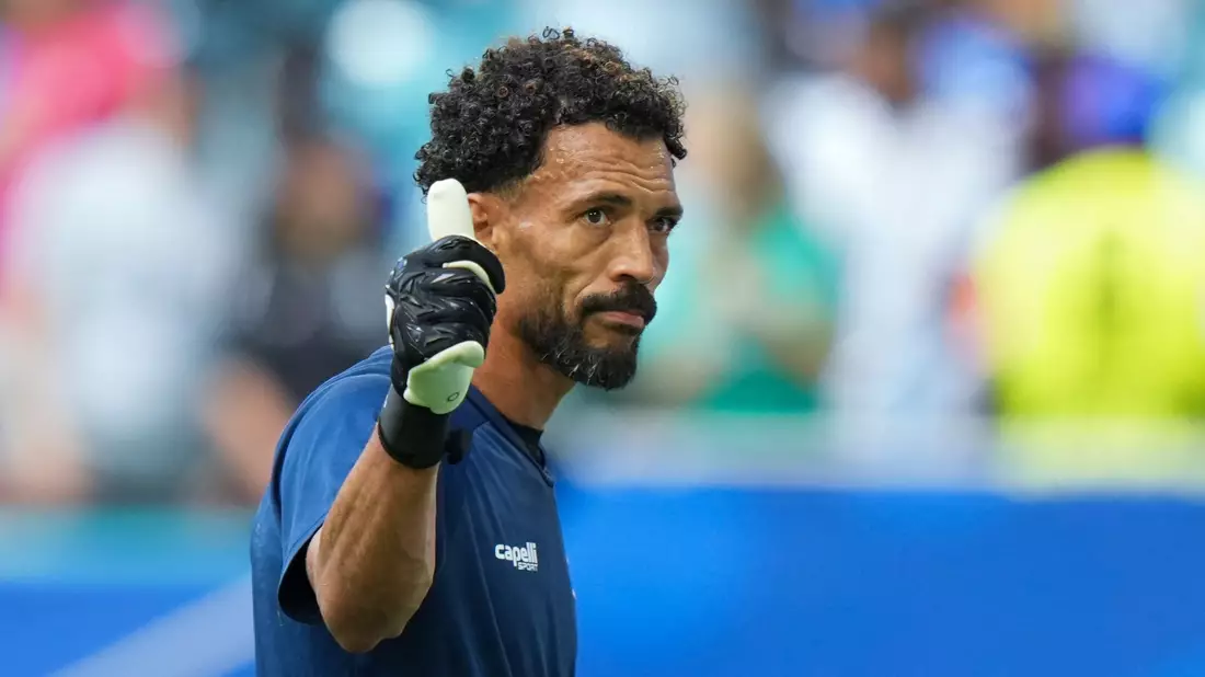 Spielte unter den Augen seiner Mutter: Kap Verdes Torwart-Held Vozinha. - Bild: Lynne Sladky/AP/dpa