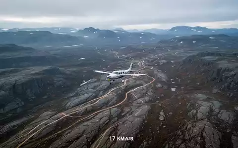 Ein spezialisiertes Vermessungsflugzeug fliegt über eine weite, raue kanadische Landschaft mit geologischen Formationen. - Foto: über boerse-global.de