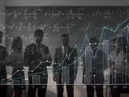 Eine Tafel mit mathematischen Gleichungen und Finanzdiagrammen, überlagert von schemenhaften Silhouetten von Lehrern und Schülern. - Foto: über boerse-global.de