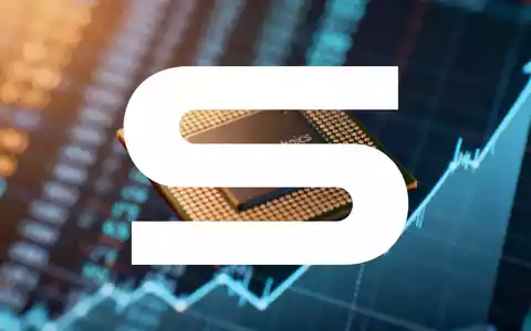 Nahaufnahme eines STMicroelectronics-Chips mit verschwommenen digitalen Datenströmen und einem aufwärts gerichteten Börsenchart im Hintergrund. - Foto: über boerse-global.de