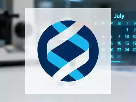 Ein pharmazeutisches Fläschchen in einem Labor mit einem digitalen Kalender, der Juli anzeigt, symbolisiert eine bevorstehende FDA-Entscheidung. - Foto: über boerse-global.de