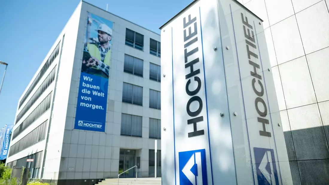 Ab Montag ist der Essener Baukonzern Hochtief im Aktien-Leitindex Dax, in dem die 40 größten börsennotierten Unternehmen Deutschlands vertreten sind. - Bild: Fabian Strauch/dpa