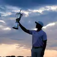 Wyndham Clark präsentiert stolz die Trophäe. - Foto: Seth Wenig/AP/dpa