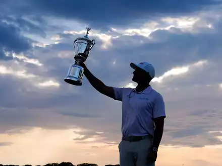 Wyndham Clark präsentiert stolz die Trophäe.  - Foto: Seth Wenig/AP/dpa