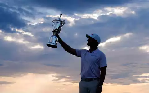 Wyndham Clark präsentiert stolz die Trophäe.  - Foto: Seth Wenig/AP/dpa