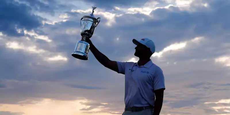 Wyndham Clark präsentiert stolz die Trophäe.  - Foto: Seth Wenig/AP/dpa