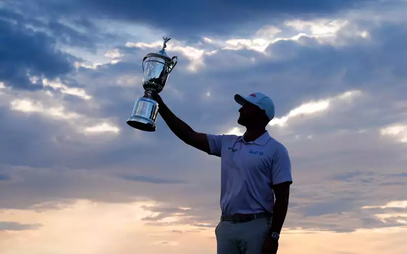 Wyndham Clark präsentiert stolz die Trophäe.  - Foto: Seth Wenig/AP/dpa