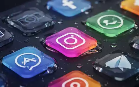 Close-up of several glossy, colorful macOS app icons on a dark, reflective digital surface, demonstrating a 'liquid glass' effect. - Foto: über boerse-global.de