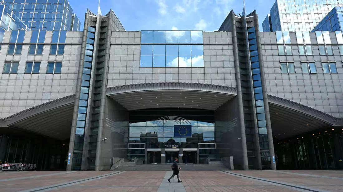 Fraktionen im EU-Parlament dürfen die ihnen zur Verfügung gestellten Mittel nur nach festgelegten Regeln ausgeben. (Archivbild) - Bild: Elisa Schu/dpa