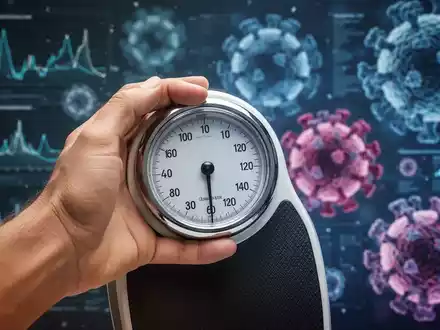 Eine Nahaufnahme einer Hand, die eine Waage hält, mit verschwommenen wissenschaftlichen Daten im Hintergrund, die Gewichtsverlustforschung symbolisieren. - Foto: über boerse-global.de