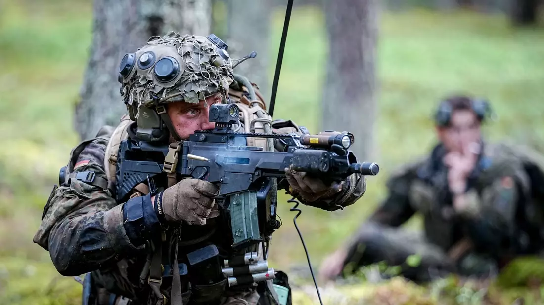 Die Bundeswehr will in Litauen mit regelmäßigen Manövern Präsenz an der Nato-Flanke zeigen. - Bild: Kay Nietfeld/dpa