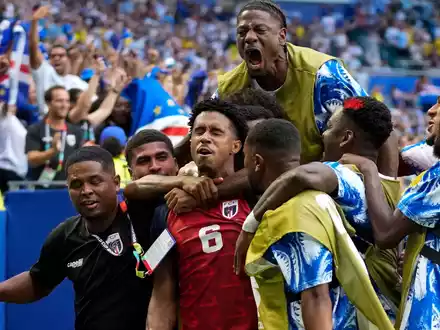 Der AuĂenseiter jubelt: Kevin Pina (Nr. 6) und seine Teamkollegen feiern das erste Tor in der WM-Geschichte Kap Verdes. - Foto: Lynne Sladky/AP/dpa