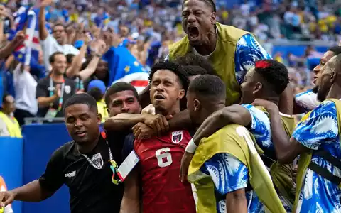 Der Außenseiter jubelt: Kevin Pina (Nr. 6) und seine Teamkollegen feiern das erste Tor in der WM-Geschichte Kap Verdes. - Foto: Lynne Sladky/AP/dpa