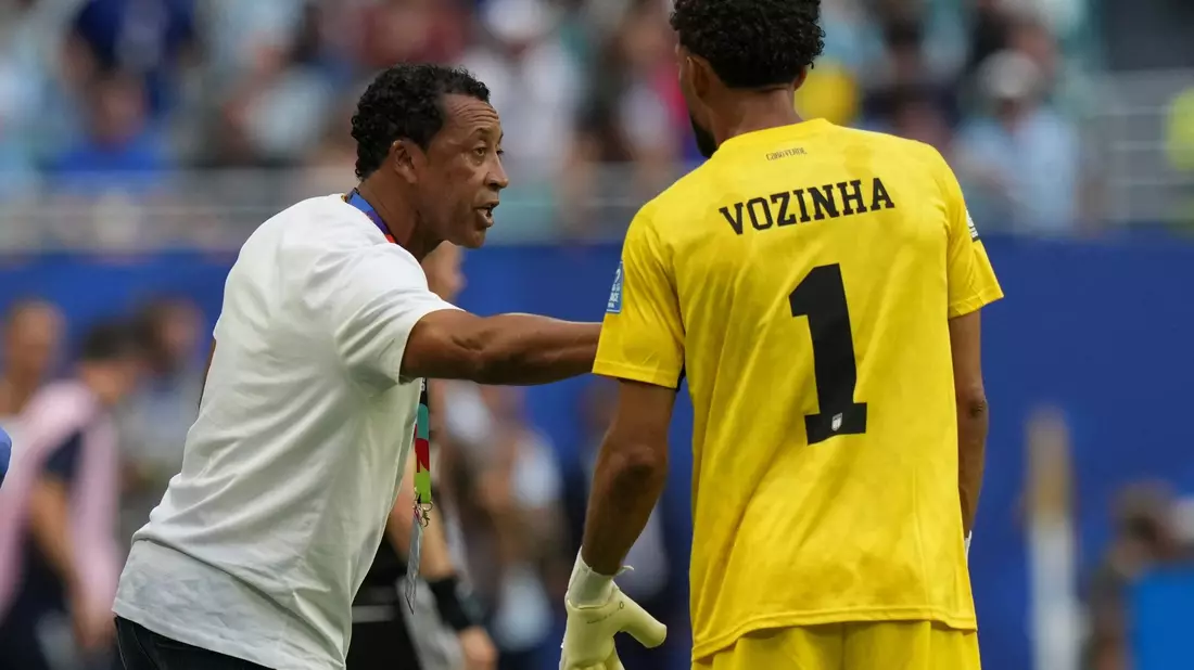 Kap Verdes Trainer Bubista und sein Torwart Vozinha. - Bild: Lynne Sladky/AP/dpa