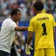 Kap Verdes Trainer Bubista und sein Torwart Vozinha. - Bild: Lynne Sladky/AP/dpa
