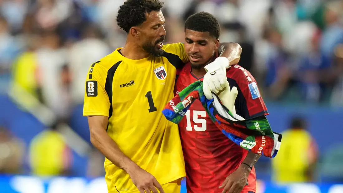 Kap Verdes Torwart Vozinha (l) und Laros Duarte nach dem 2:2 gegen Uruguay. - Bild: Lynne Sladky/AP/dpa