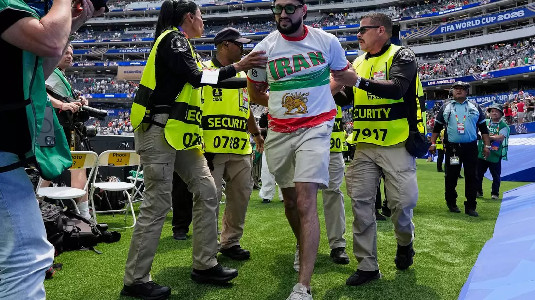 Beim Spiel Belgien gegen Iran kam es zu einem Zwischenfall. - Bild: Gregory Bull/AP/dpa