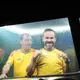 De la Espriella trat mit einem Trikot der Fußball-Nationalmannschaft vor seine Anhänger -  und hinter Panzerglas - Bild: Rodrigo Abd/AP/dpa