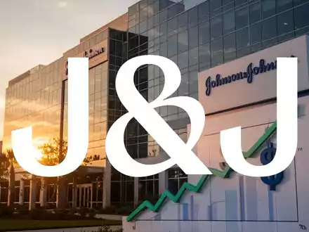 Ein modernes Geschäftsgebäude in Jacksonville, Florida, bei Sonnenuntergang, mit einem aufsteigenden Chart und Dollarzeichen im Vordergrund. - Foto: über boerse-global.de