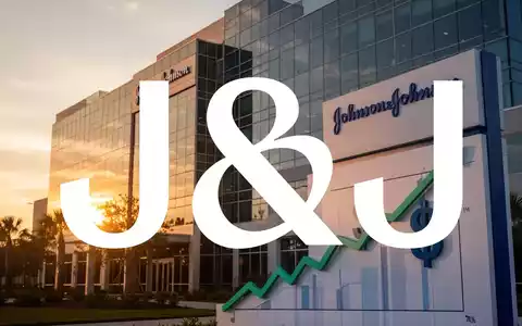 Ein modernes Geschäftsgebäude in Jacksonville, Florida, bei Sonnenuntergang, mit einem aufsteigenden Chart und Dollarzeichen im Vordergrund. - Foto: über boerse-global.de