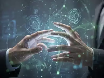 Hände berühren eine leuchtende, abstrakte digitale Schnittstelle, die KI-Unterstützung bei psychischen Problemen symbolisiert. - Foto: über boerse-global.de