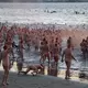 Etwa 3.000 Menschen stürzten sich splitterfasernackt in die Fluten. - Bild: Ethan James/AAP/dpa