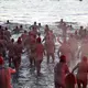 Das Wasser war mit zwölf Grad ungemütlich kalt. - Bild: Ethan James/AAP/dpa