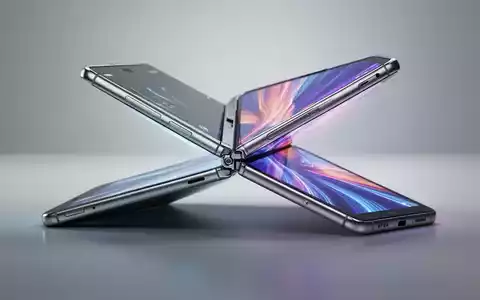 A sleek, thin foldable smartphone, partially open, displaying a vibrant screen. The device has a metallic finish and a visible hinge. - Foto: über boerse-global.de
