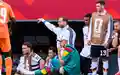 Nico Schlotterbeck (sitzend) hat sich im Spiel gegen die Elfenbeinküste verletzt.  - Foto: Tom Weller/dpa