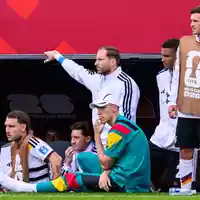 Nico Schlotterbeck (sitzend) hat sich im Spiel gegen die Elfenbeinküste verletzt.  - Foto: Tom Weller/dpa