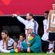Nico Schlotterbeck (sitzend) hat sich im Spiel gegen die Elfenbeinküste verletzt.  - Bild: Tom Weller/dpa