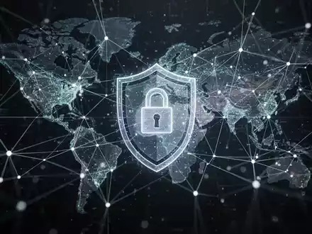 Ein stilisiertes, leuchtendes digitales Netzwerk auf dunklem Hintergrund, das globale Cyber-Sicherheitsbemühungen und internationale Zusammenarbeit darstellt. - Foto: über boerse-global.de