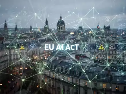 Abstrakte Darstellung von KI-Compliance und Regulierung mit leuchtenden Linien und Datenströmen über einer europäischen Stadtlandschaft. - Foto: über boerse-global.de