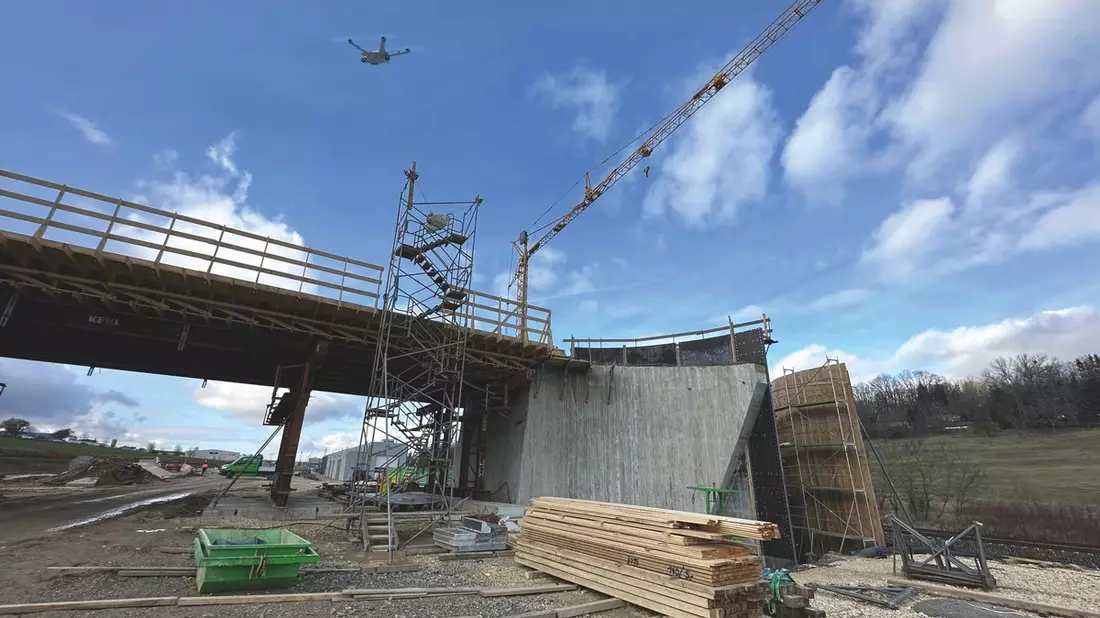 Autonome Drohnen mit Onboard-KI im Infrastrukturbau: Nicolai Nolle von viscan verrät, wie Echtzeiterkennung die Baustellenüberwachung grundlegend verändern kann - Bild: presseportal.de