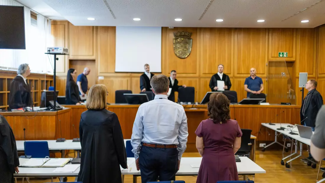 Vor Gericht räumte der Angeklagte Fehler ein und bedauerte die Entscheidung.   - Bild: Christoph Schmidt/dpa