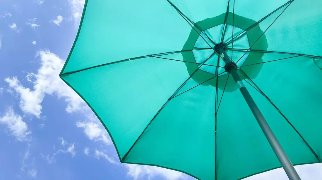 TÜV SÜD erklärt, worauf bei Sonnenschirmen zu achten ist - Bild: presseportal.de