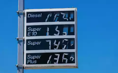 Die Preise für Benzin und vor allem Diesel sind zuletzt nach unten gepurzelt. (Archivbild) - Foto: Philipp von Ditfurth/dpa