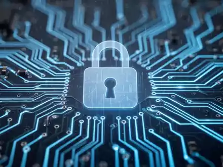 A digital circuit board with glowing blue lines and a padlock icon, symbolizing AI regulation and data security. - Foto: über boerse-global.de