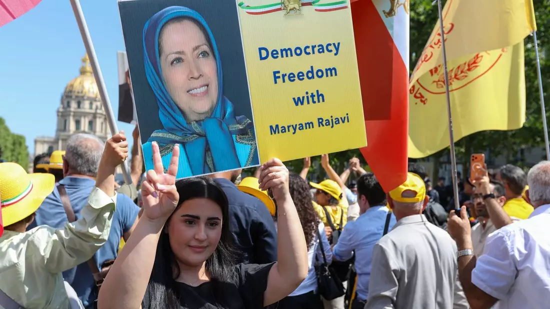 Trotz Verbot: 50.000 in Paris gegen Irans Hinrichtungswelle und für Maryam Rajavis demokratische Alternative - Bild: presseportal.de