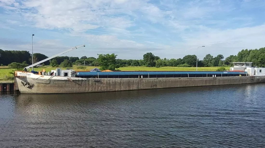 80-Meter-Schiff vor dem Reichstag: Gesteinsindustrie fordert Rohstoffsicherung als Teil der Beschleunigungspolitik / Aktion im Berliner Regierungsviertel vor wichtigen Bundestagsdebatten - Bild: presseportal.de