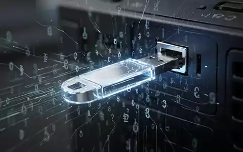 Ein leuchtender, futuristischer USB-Stick steckt in einem dunklen Computeranschluss, umgeben von abstrakten digitalen Linien und kryptografischen Symbolen, die Datendiebstahl und Cyber-Bedrohung andeuten. - Foto: über boerse-global.de
