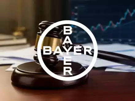 Ein Richterhammer auf einem dunklen Holztisch mit unscharfen juristischen Dokumenten und einem Finanzdiagramm im Hintergrund. - Foto: über boerse-global.de