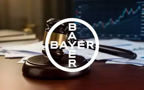 Ein Richterhammer auf einem dunklen Holztisch mit unscharfen juristischen Dokumenten und einem Finanzdiagramm im Hintergrund. - Foto: über boerse-global.de