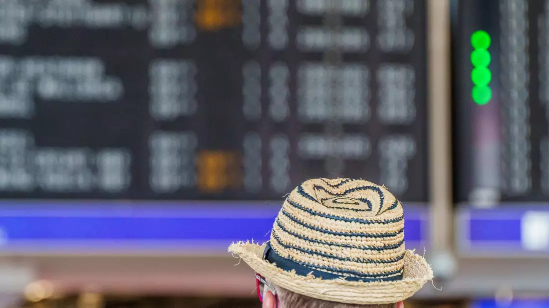Am Frankfurter Flughafen drohen zum Ferienstart längere Wartezeiten. - Bild: Andreas Arnold/dpa
